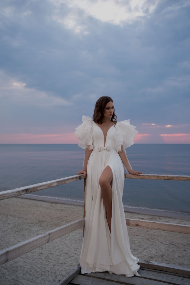 Свадебное платье Нарина А-силуэт, 2022 год, Закрытые, С рукавами, Со шлейфом