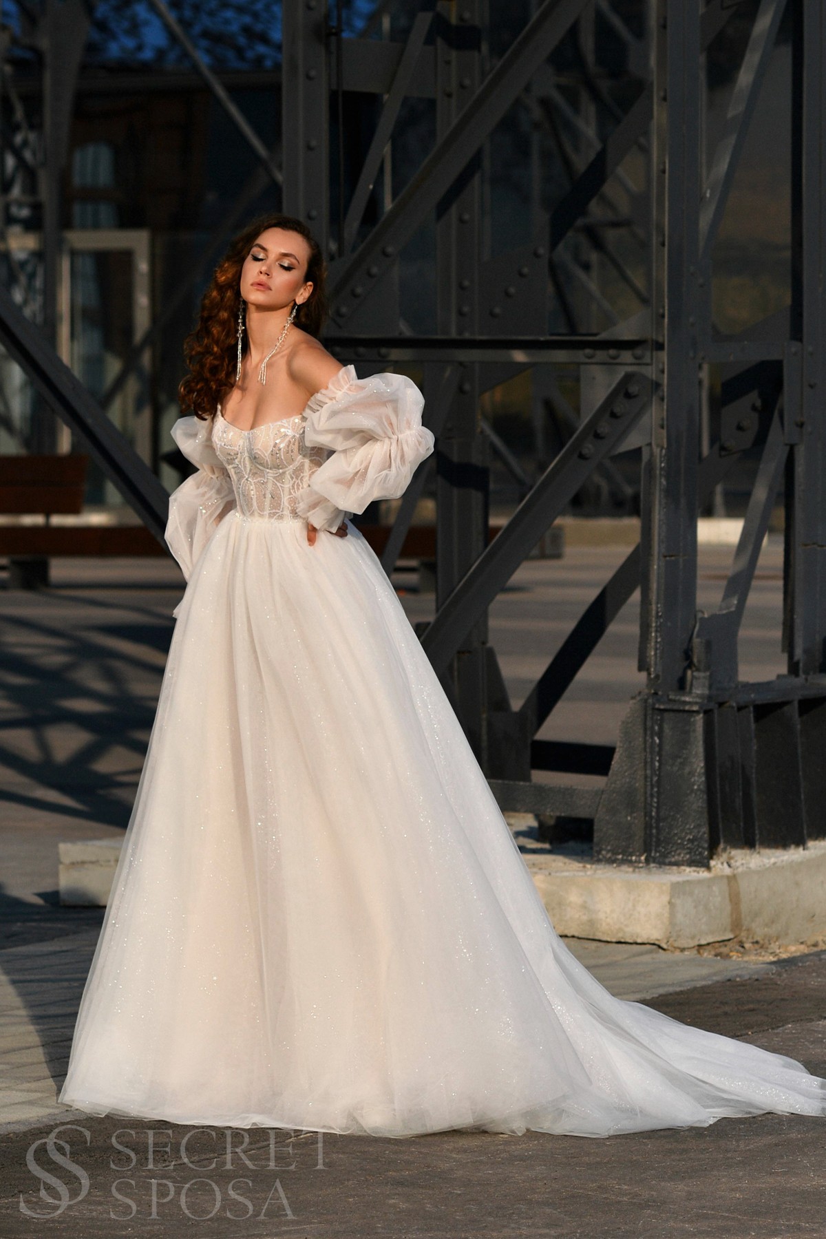 Длинное свадебное платье с глубоким декольте и прозрачными рукавами в Хабаровске